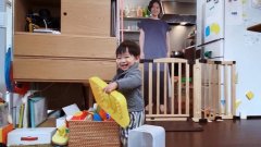 Cette maman crée son double en carton pour rassurer son enfant pendant qu'elle se repose, tout en...