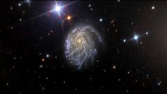Zoom dans la galaxie NGC 2276 | Futura