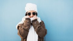 Hier sind 5 wissenschaftliche Gründe, die erklären, warum Frauen immer kalt sind
