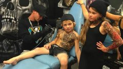 Ce gamin de 9 ans se fait tatouer chez lui... Choquant