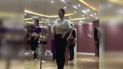 Cette prof de danse apprend à ses élèves comment muscler leur poitrine