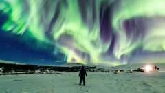 Un phœnix apparaît en plein ciel d'Islande pendant une aurore boréale