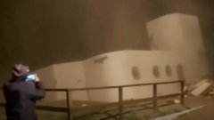 La vidéo à peine croyable d'une maison qui s'effondre dans la mer