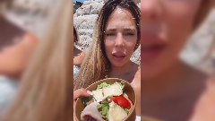 Kim Glow : Horrifiée, elle trouve du jambon dans sa salade ! Végétarienne, elle pousse un coup de gueule