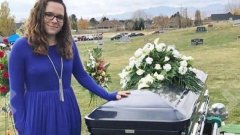 Elle pose à côté d'un cercueil afin d'avoir un maximum de like pour son évaluation de sa robe
