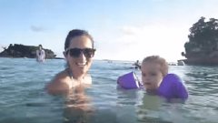 Elle prend la pose avec ses filles à la mer mais ce qui arrive derrière elles…