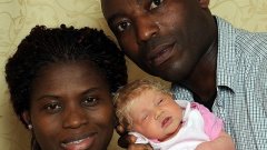 Ce couple africain donne naissance à un bébé blanc, blonds et aux yeux bleus, le père a des doutes