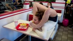 Elle se fait virer d'un fast-food parce qu'elle mange un burger avec ses pieds