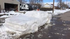 Une sculpture de neige représentant une Ford Mustang reçoit une contravention de stationnement