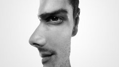L’homme est-il de face ou de profil ? La réponse donne des informations sur votre personnalité