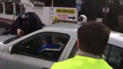 France : Un automobiliste force un barrage de gilets jaunes et renverse un policer