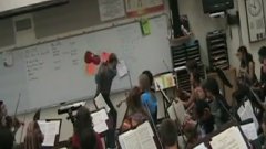Un prof de musique ne supporte plus d'entendre ses élèves faire des fausses notes et pète un câble