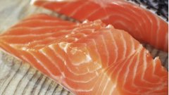 Toxique, voici pourquoi vous devriez arrêter de manger du saumon d'élevage