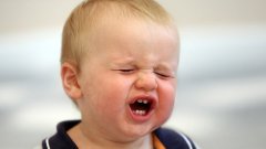 Dans quelle langue les bébés pleurent-ils?