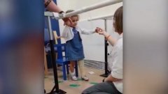 Cette petite fille remarche pour la première fois après son amputation