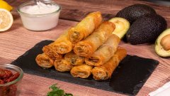 Faites dans l'originalité en réalisant ces avocadorolls !