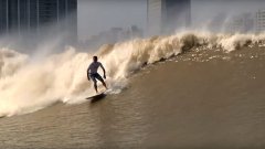 Quand les surfers s’attaquent au mascaret de la rivière Qiantang Jiang