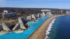 La plus grande piscine du monde survolée en drone au Chili