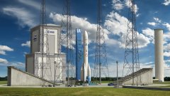 Ariane 6 : son assemblage résumé en trois minutes