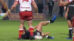 Après un choc, un rugbyman se remet le genou en place en frappant dessus et repart finir le match