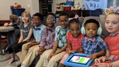 Un couple de Texans adopte une fratrie de cinq enfants pour qu'ils puissent vivre ensemble