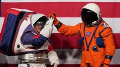 Pourquoi les combinaisons des astronautes sont blanches et oranges ?