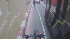 Ein wütender Radfahrer benutzt eine Hupe um Fußgänger zu vertreiben, bis einer sich wehrt