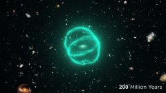 Des cercles radio étranges explosant d'une galaxie centrale | Futura