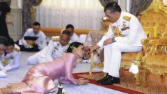 En pleine pandémie, le roi de Thaïlande se confine avec 20 jeunes femmes dans les Alpes