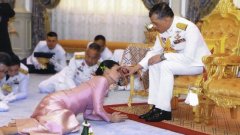 En pleine pandémie, le roi de Thaïlande se confine avec 20 jeunes femmes dans les Alpes