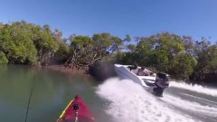 Il écrase son bateau sur le rivage pour éviter un kayakiste