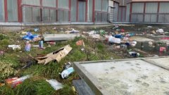 Devenue un dépotoir, une école d'Amiens va fermer à cause des habitants qui jettent des déchets depuis l'immeuble voisin