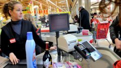 Trois caissières d’un supermarché montent une combine pour ne pas faire payer leurs proches