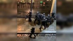 Des policiers passent à tabac un casseur / manifestant (Paris)