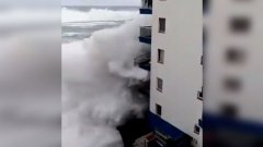 Des vagues s'écrasent sur un immeuble et détruisent violemment les balcons