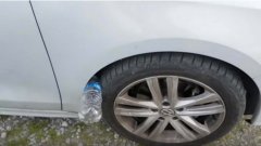Wenn du eine Plastikflasche im Reifen deines Autos siehst, bist du möglicherweise in Gefahr
