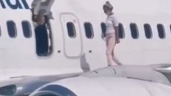 Cette passagère décide de prendre l'air sur  l'aile de l'avion