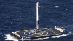 Le Falcon 9 de SpaceX se pose sur une barge en mer