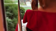 Noël : Ces fillettes découvrent un gros paquet cadeau devant leur porte et se mettent à hurler