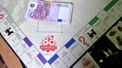 Il dépose des billets de Monopoly à la banque et reçoit 900€