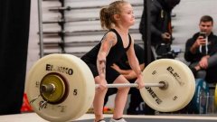 À 7 ans, la fillette la plus forte du monde peut soulever une barre de 80 kilos