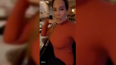 Kim Glow : Sans soutien-gorge, elle donne un nom à sa poitrine !