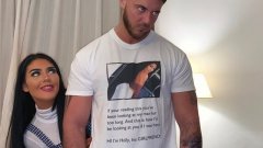 Saoulée que son copain soit infidèle, elle lui offre un t-shirt qu'il doit porter en soirée