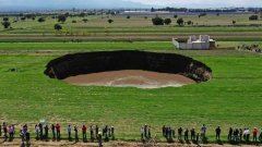 VIDEO | Un gigantesque trou est apparu sur un terrain agricole