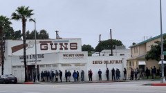 Confinement : aux USA, les gens se massent dans les magasins d'armes 