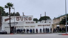 Aux USA, les gens se massent dans les magasins d'armes 