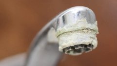 Est-ce dangereux de boire de l'eau calcaire ? Voici la vraie réponse