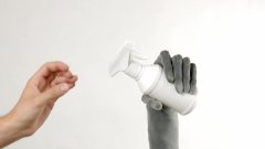 Une main robotique attrape des objets du quotidien