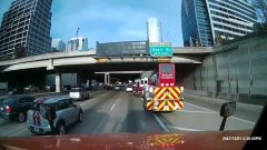 Un camion de pompier fait une entrée façon cascadeur sur la voie rapide