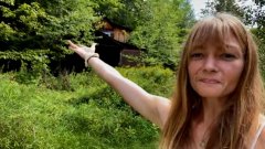 A 26 ans elle vit seule dans une cabane dans les bois